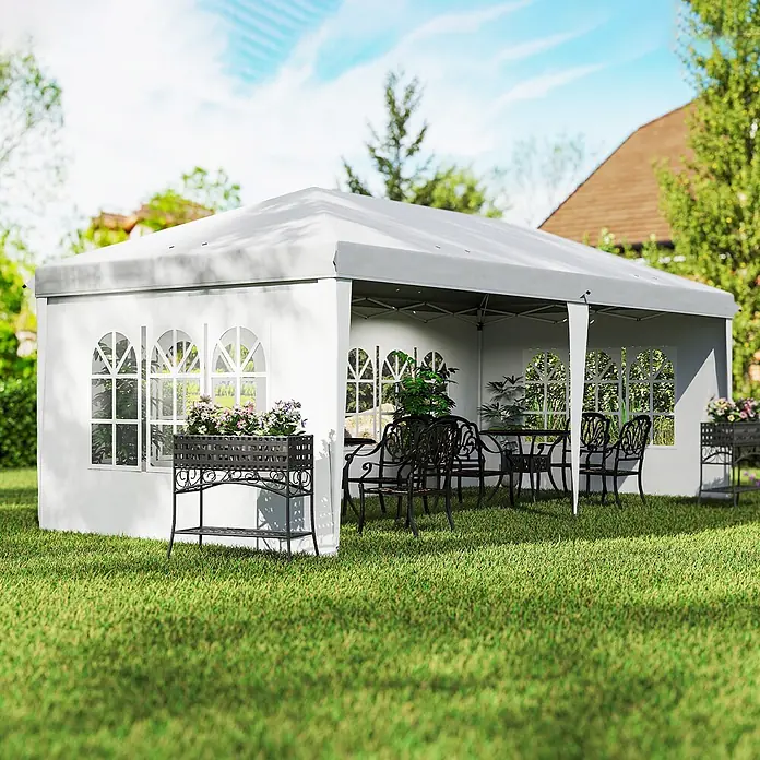 Outsunny Partyzelt - Farbe Dach: Weiß - Weißes und graues Partyzelt mit Bogenfenstern, auf einer Grünfläche mit Gartenmöbeln aufgebaut.
