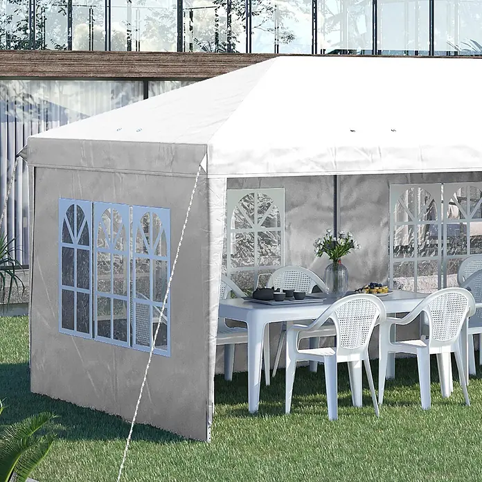 Outsunny Partyzelt - Farbe Dach: Weiß - Ein großes weiß-graues Partyzelt auf Rasen, mit weißem Tisch und Stühlen durch Fenster sichtbar, ideal für Outdoor-Veranstaltungen.