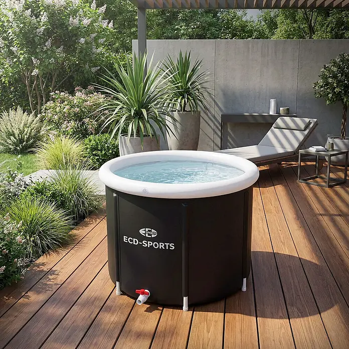 ECD Germany Quick-Up-Pool Eistonne - L x B x H: 80 x 80 x 75 cm, Ø x H: 80 x 75 cm, Schwarz, Weiß, 350 l - Schwarzer ECD-SPORTS aufblasbarer Pool mit weißem Rand, gefüllt mit Wasser, auf einer Holzterrasse im Garten.