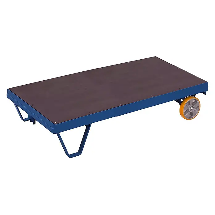 Variofit Transportroller Schwerlast -Rollplatte 2000kg Traglast Polyurethan 1990x1000mm -  - Blauer Flachbettwagen mit dunkelbrauner Ladefläche, einem orangefarbenen Rad und V-förmigen Stützbeinen für vielseitigen Materialtransport.