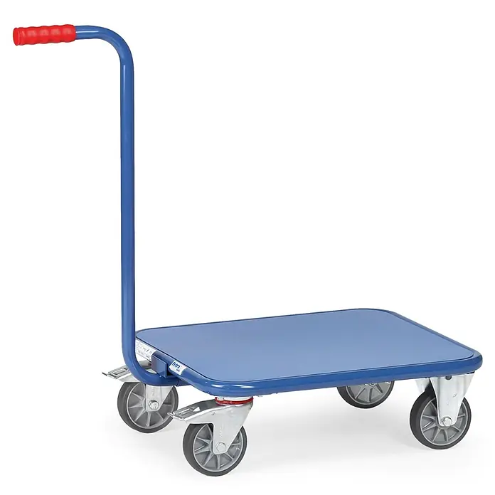 Fetra Transportroller Griffrollwagen 600x500mm Ladefläche KF9 -  - Blauer Plattformwagen mit rotem ergonomischem Griff und vier Rädern zum Transport von Gütern.