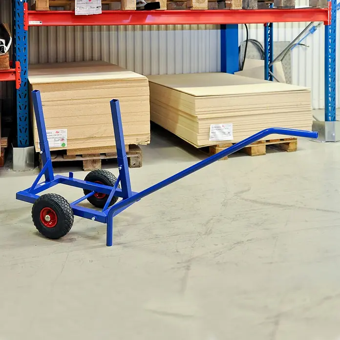 Kongamek Transportroller Plattenwagen pulverbeschichtet in blau 1600x600x800mm mit Luftbereifung -  - Blauer zweirädriger Plattenwagen mit Metallrahmen, zum Transport von Blechen oder Platten in einer Lagerhalle.