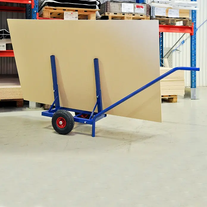 Kongamek Transportroller Plattenwagen pulverbeschichtet in blau 1600x600x800mm mit Luftbereifung -  - Blauer Plattentransportwagen mit roten Rädern, der eine große hellbraune Platte in einem Lager hält.