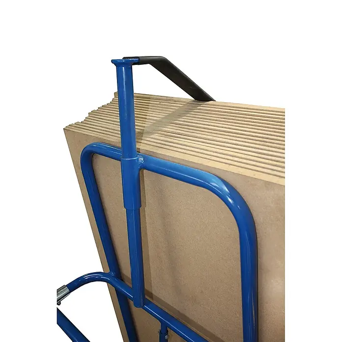 Variofit Transportroller Plattenkarre zum Längstransport mit variabler Plattensicherung und Luftber -  - Blauer Metall-Plattenwagen mit gestapelten Holz-/MDF-Platten und einem oberen Griff.