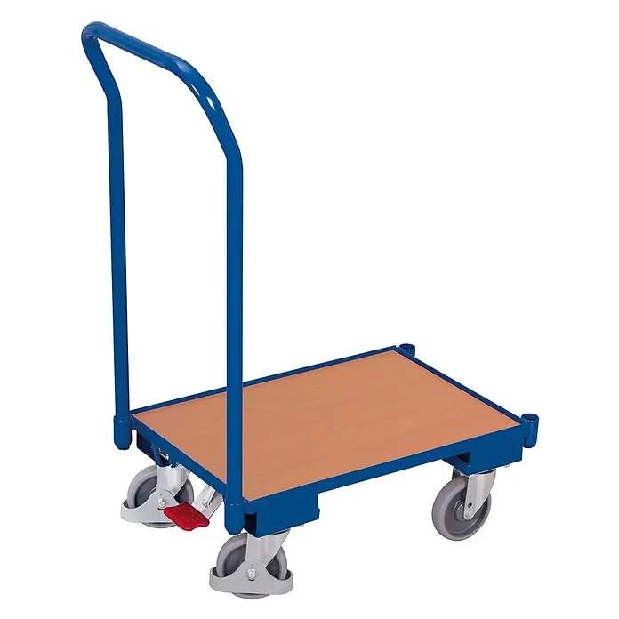 Variofit Transportroller Euro-System-Roller mit Schiebebügel, Eckhülsen, 10mm Rand und EasySTOP 60 -  - Blauer Plattformwagen aus Metall mit Holzplatte und grauen Rollen, inklusive rotem Bremshebel.