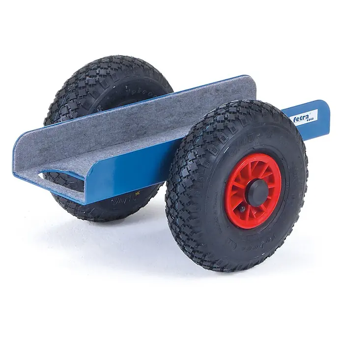 Fetra Transportroller Plattenroller in U-Form, mit Vollgummi-Bereifung - L x B x H: 143 cm x 34,3 cm x 0,01 m - Blauer Transportroller aus Metall mit grauer Filzauflage und zwei großen schwarzen Stollenrädern mit roten Naben.