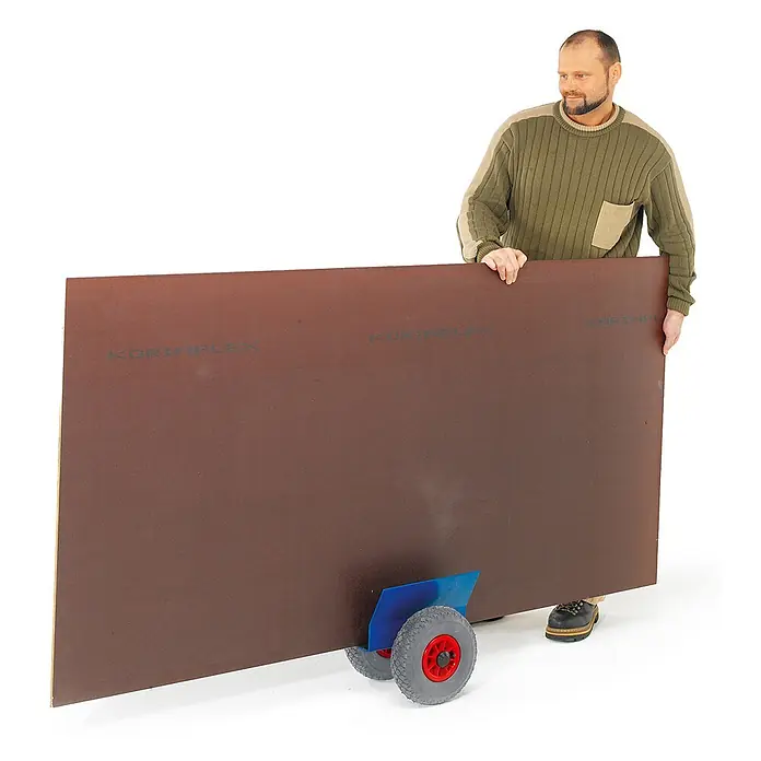 Rollcart Transportroller Plattenroller 320x320mm zum Plattentransport 200kg Tragkraft Luftbereifung - L x B x H: 0,01 cm x 0,01 cm x 0,01 m - Mann bewegt große braune Platte mit blauem Plattenwagen.