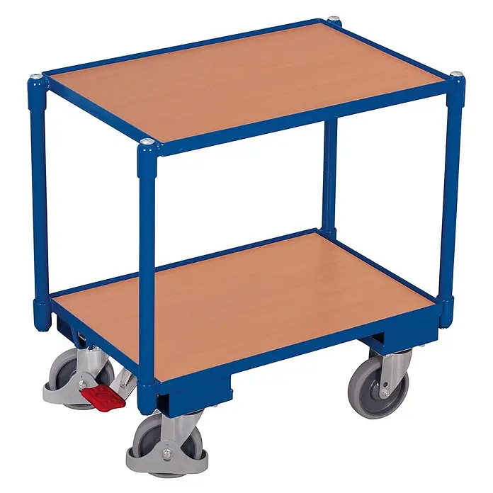 Variofit Transportroller Euro-System-Roller mit 10mm Rand, EasySTOP und 2 Ladeflächen 605x410mm RAL -  - Zweistöckiger Servierwagen mit blauem Metallrahmen, hellbraunen Holzablagen und grauen Rädern, teils mit roten Bremsen.