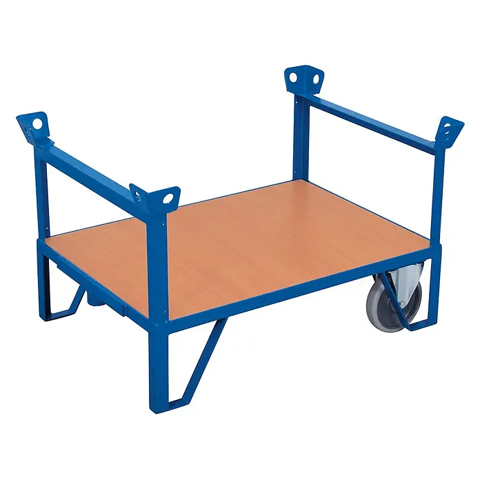 Variofit Transportroller Rollplatte 500kg Tragkraft mit 2 stirnseitigen Aufbauten 1000x700mm -  - Blauer Metall-Stapelwagen mit Holzplattform, ausgestattet mit Eckpfosten zum Stapeln und Rädern.