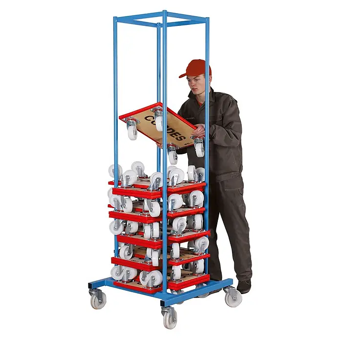 Variofit Transportroller Möbelhundsammler aus Stahl 250kg Tragkraft -  - Blauer Metallständer für Rollbretter, eine Person stellt ein rotes Rollbrett hinein.
