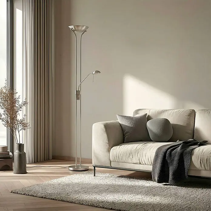 Lindby LED-Deckenfluter Josefin - alu / grau / zink, alu / grau / zink, Warmweiß - Silberne Stehlampe mit Deckenfluter und verstellbarer Leselampe, neben einem beigen Sofa in einem modernen Wohnzimmer.