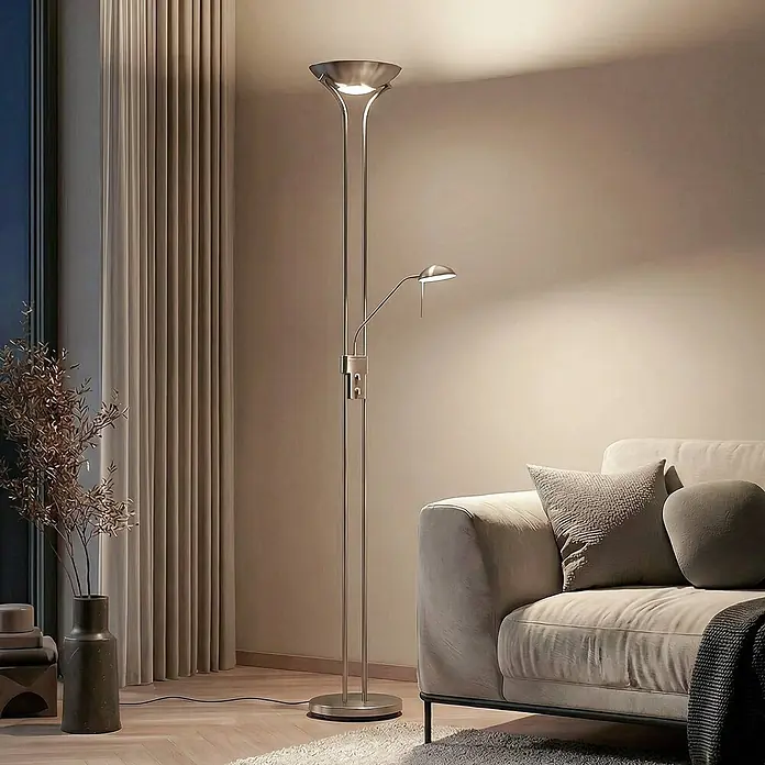 Lindby LED-Deckenfluter Josefin - alu / grau / zink, alu / grau / zink, Warmweiß - Stehleuchte aus gebürstetem Metall mit Deckenfluter und verstellbarer Leselampe in modernem Wohnzimmer.