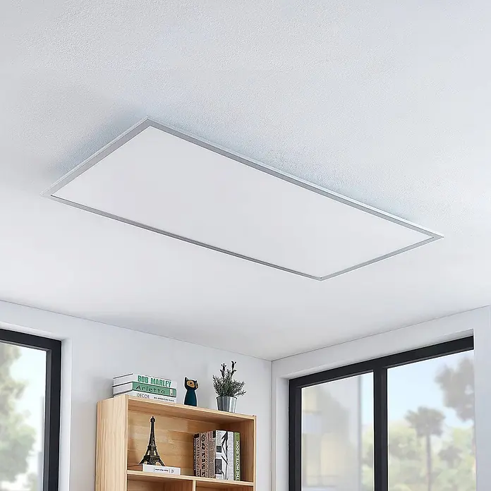 Lindby LED-Panel Zento - L x B x H: 120 x 60 x 5,2 cm, alu / grau / zink, Neutralweiß - Rechteckige weiße LED-Deckenleuchte mit silbernem Rahmen, in einem modernen Raum installiert.