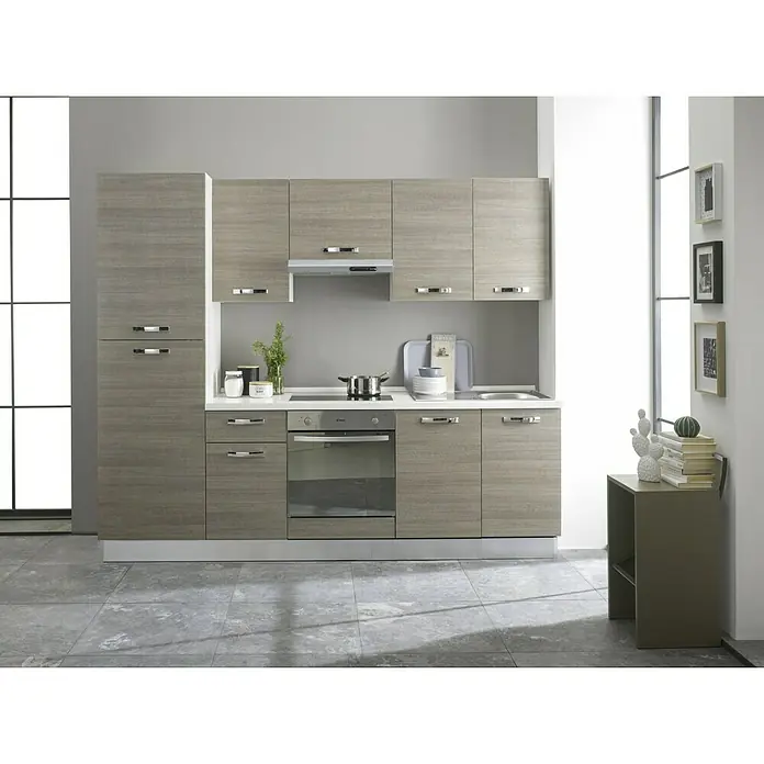 Marinelli Cucine Vormontierte Küchenzeile Rita - Breite: 240 cm, Eiche Grau, Mit Elektrogeräten - Moderne Küche mit holzfarbenen Schränken, integriertem Ofen und stilvoller Arbeitsfläche, die Funktionalität und Ästhetik vereint.
