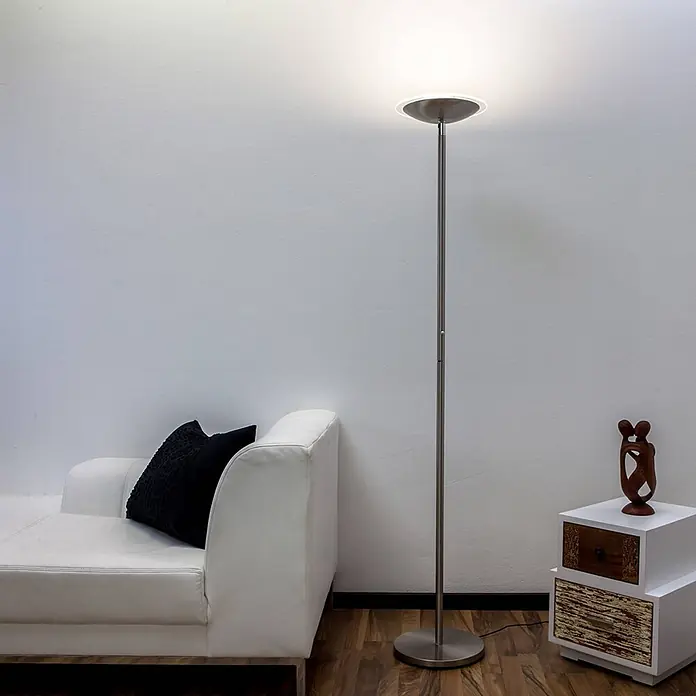 Lindby LED-Deckenfluter Malea - Höhe: 180 cm, alu / grau / zink, alu / grau / zink, Warmweiß - Eine schlanke Stehleuchte aus gebürstetem Metall beleuchtet ein modernes Wohnzimmer neben einer weißen Chaiselongue.