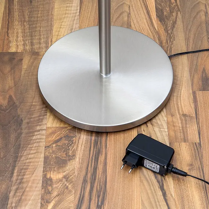 Lindby LED-Deckenfluter Malea - Höhe: 180 cm, alu / grau / zink, alu / grau / zink, Warmweiß - Bodenlampenfuß aus gebürstetem Metall mit Netzteil auf Holzboden.