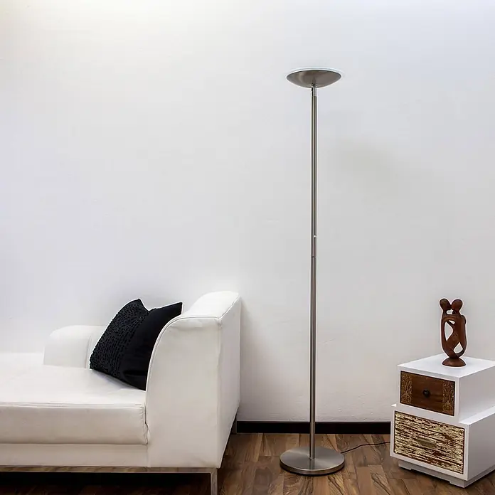 Lindby LED-Deckenfluter Malea - Höhe: 180 cm, alu / grau / zink, alu / grau / zink, Warmweiß - Hohe Stehleuchte aus gebürstetem Metall mit schirmförmigem Kopf, neben einem weißen Sofa.