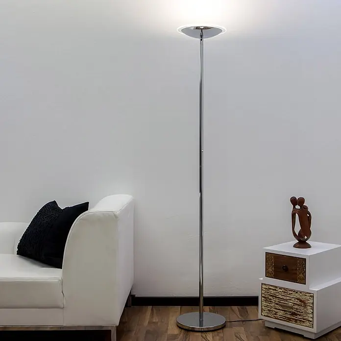 Lindby LED-Deckenfluter Malea - Höhe: 180 cm, chrom / silber, chrom / silber, Warmweiß - Schlanke, hohe Stehlampe aus Chrom mit scheibenförmigem Uplighter-Kopf, die einen modernen Wohnraum beleuchtet.