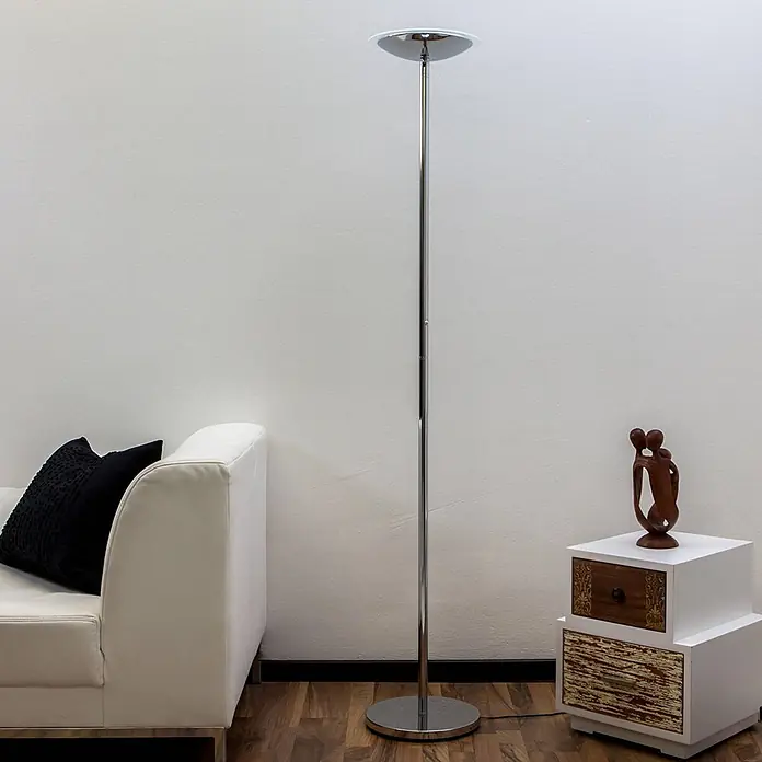Lindby LED-Deckenfluter Malea - Höhe: 180 cm, chrom / silber, chrom / silber, Warmweiß - Chrom-Stehleuchte als Deckenfluter im Wohnzimmer neben einem weißen Sofa.