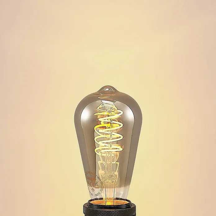 Lucande LED-Lampe E27 4W LED-Lampe St64 - E27, Nicht Dimmbar, Warmweiß, 60 lm, 4 W - Beleuchtete Edison-Stil LED-Glühbirne mit Rauchglasgehäuse und warmem Spiralfilament, auf schwarzem Sockel.