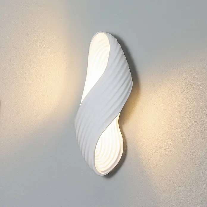 Lindby Wandleuchte Ornela AI - weiß / opal, G9 - Weiße, gewellte Wandleuchte, die warmes Licht ausstrahlt.