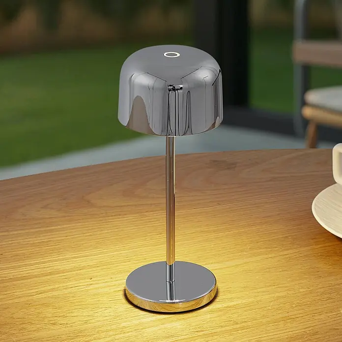 Lucande Tischleuchte Quill - L x B x H: 8 x 8 x 20 cm, chrom / silber, chrom / silber - Elegante, pilzförmige Tischlampe aus Chrom beleuchtet einen Holztisch.