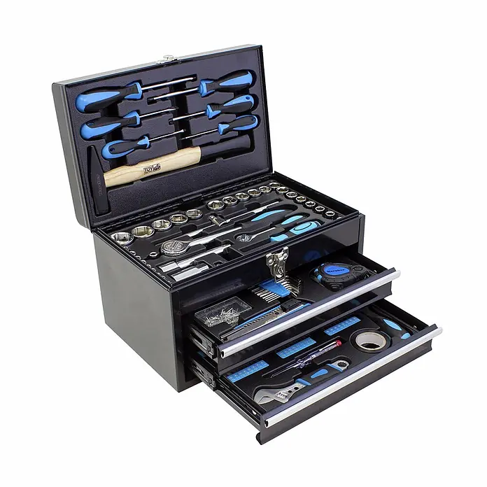 Karcher Werkzeugkoffer - 117 -tlg. - Geöffnete schwarze Metallwerkzeugkiste mit mehreren Fächern, gefüllt mit schwarzen und blauen Handwerkzeugen wie Schraubendrehern, Steckschlüsseln und Hammer.