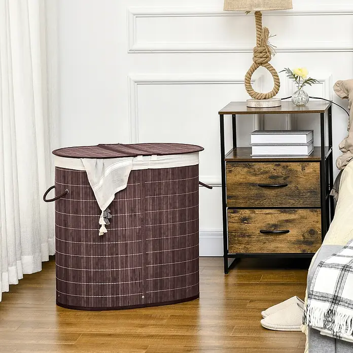 Homcom Allzweck-Korb 100l - 62,5 x 37 x 60,5 cm, Holz, Braun - Dunkelbrauner Bambus-Wäschekorb mit Deckel, mit weißer Wäsche, in einem Schlafzimmer neben einem Nachttisch.