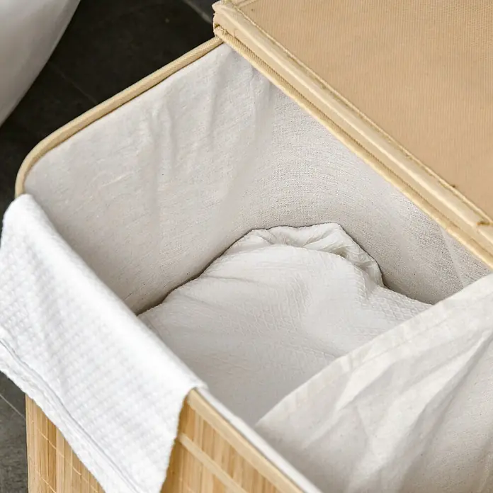 Homcom Allzweck-Korb 90l - 54,2 x 35,2 x 59,5 cm, Holz, Beige - Bambus-Wäschekorb mit hellem Stofffutter, der ein weißes Waffelhandtuch enthält.