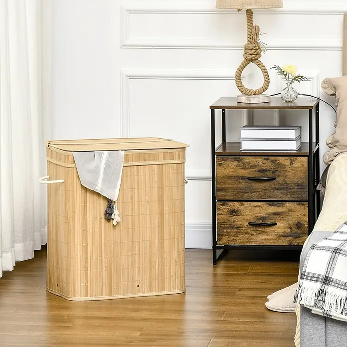 Homcom Allzweck-Korb 90l - 54,2 x 35,2 x 59,5 cm, Holz, Beige - Natürlicher Bambus-Wäschekorb mit Deckel und seitlichen Griffen, in einem Schlafzimmer platziert.