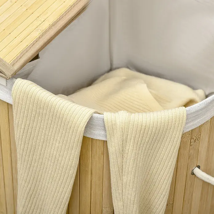 Homcom Allzweck-Korb 100l - Holz, Beige - Wäschekorb aus Bambus mit beigem Leinenfutter, gefüllt mit heller Kleidung. Ein Bambusdeckel ist teilweise geöffnet.
