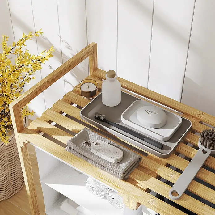 Homcom Allzweck-Korb - 70 x 36 x 70 cm, Holz, Beige - Bambus-Badezimmerregal mit Zahnbürste, Seife, Flasche, Kerze und Bimsstein, daneben gelbe Blumen.