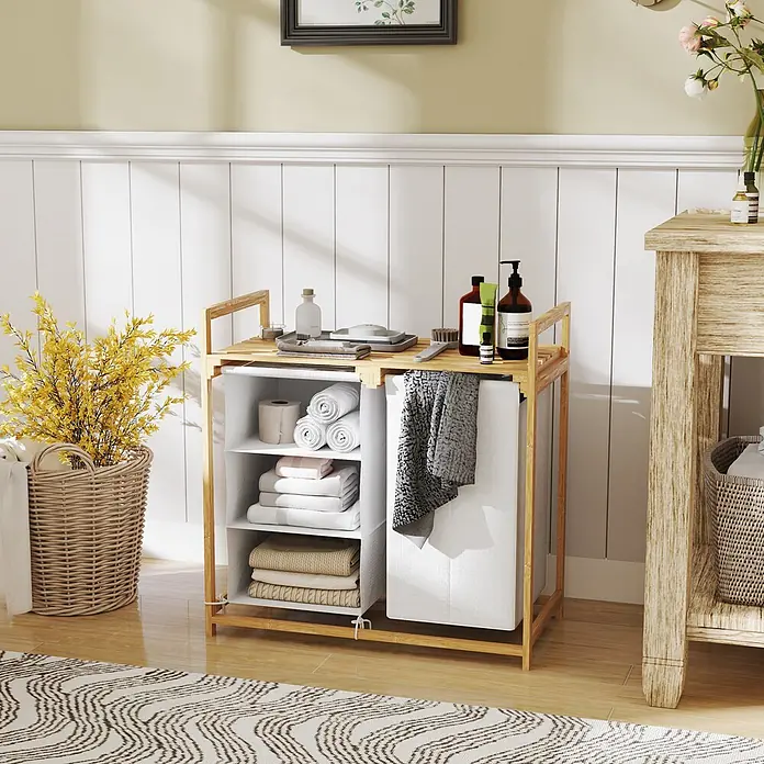 Homcom Allzweck-Korb - 70 x 36 x 70 cm, Holz, Beige - Helles Holzregal mit weißen Fächern für Handtücher und integriertem Wäschekorb, neben Toilettenartikeln.