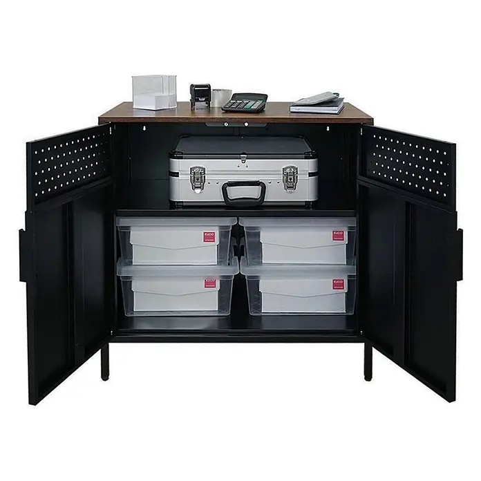 Proregal Metall-Mehrzweckschrank Mega Deal 3x LION + 3x Wandschrank ELEPHANT abschließbar - Vintagebraun/Schwarz - Schwarzer Metallschrank mit Holzplatte, offene Türen zeigen einen silbernen Aktenkoffer und transparente Dokumentenbehälter.