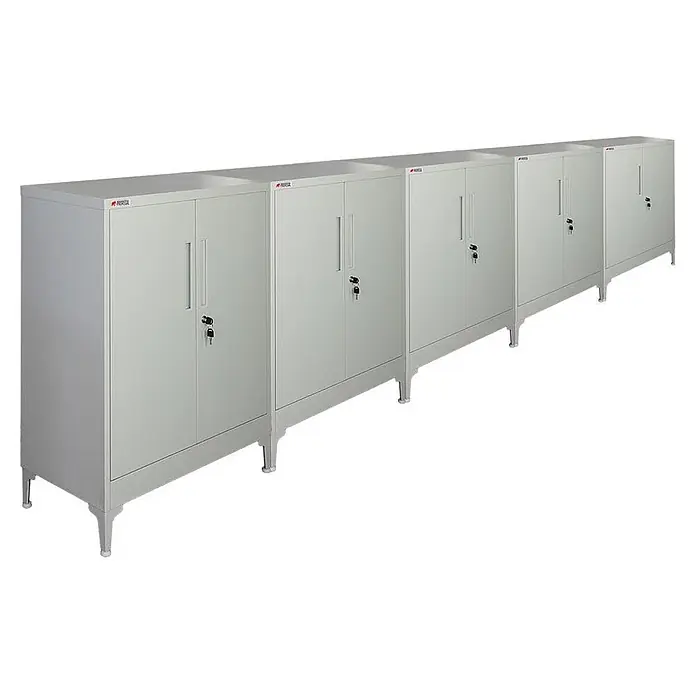 Proregal Metall-Mehrzweckschrank Mega Deal 5x ELEPHANT mit Beinen & 2 Türen, abschließbar - Lichtgrau - Reihe grauer Metallschränke mit Flügeltüren, Griffen und Schlössern auf hohen Beinen.