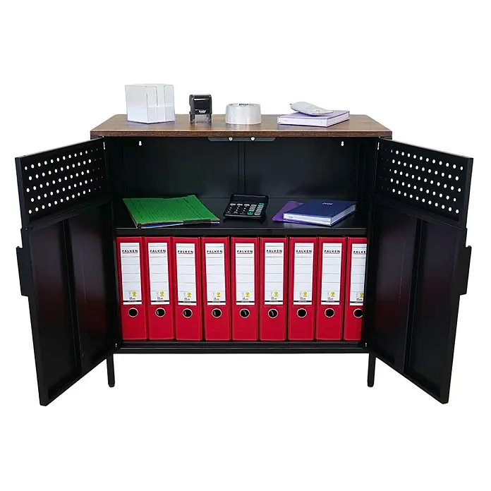 Proregal Metall-Mehrzweckschrank LION mit Beinen & 2 Türen mit Magnetverschluss - Vintagebraun/Schwarz - Schwarzer Metall-Büroschrank mit Holzoptikplatte, zwei perforierten Türen und roten Aktenordnern auf Regalen.