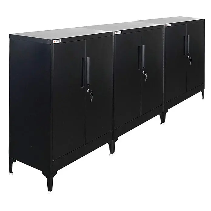 Proregal Metall-Mehrzweckschrank Mega Deal 3x ELEPHANT mit Beinen & 2 Türen, abschließbar - Schwarz - Drei schwarze Metall-Lagerschränke mit abschließbaren Türen und Griffen auf kurzen Beinen.