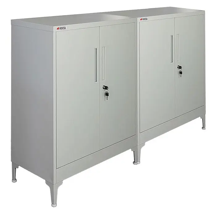 Proregal Metall-Mehrzweckschrank Mega Deal 2x ELEPHANT mit Beinen & 2 Türen, abschließbar - Lichtgrau - Zwei hellgraue Metallschränke mit Doppeltüren, integrierten Griffen und Schlüsselschlössern, auf Beinen stehend.