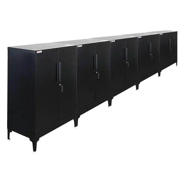 Proregal Metall-Mehrzweckschrank Mega Deal 5x ELEPHANT mit Beinen & 2 Türen, abschließbar - Schwarz - Reihe schwarzer Metall-Lagerschränke mit Doppeltüren, Griffen und Schlüsseln, auf kurzen Beinen stehend.