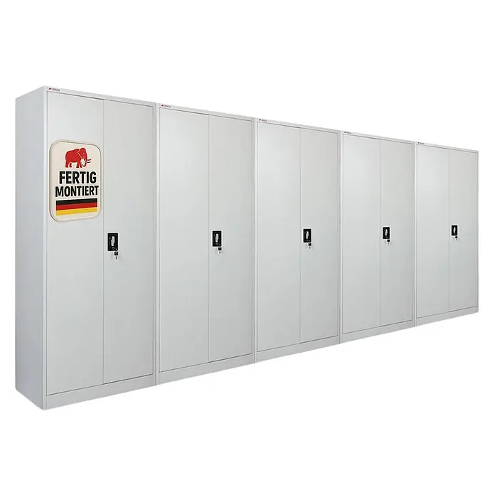 Proregal Metall-Mehrzweckschrank Mega Deal 5x ELEPHANT komplett montiert - 40 x 80 x 180 cm, Lichtgrau - Helle graue Metallschränke in einer Reihe, mit Schlössern. Der erste hat einen "FERTIG MONTIERT"-Aufkleber und eine Deutschlandfahne.