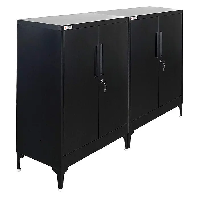 Proregal Metall-Mehrzweckschrank Mega Deal 2x ELEPHANT mit Beinen & 2 Türen, abschließbar - Schwarz - Zwei schwarze Metall-Lagerschränke mit grauen Platten und abschließbaren Türen auf kurzen Beinen.