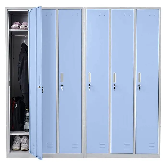 Proregal Spind Saturn - Blau, Vormontiert, Anzahl Fächer: 6 Stk. - Hellblaue Metallschließfächer, eines offen mit Kleidung, Schuhen und Tasche. Ideal zur Aufbewahrung.