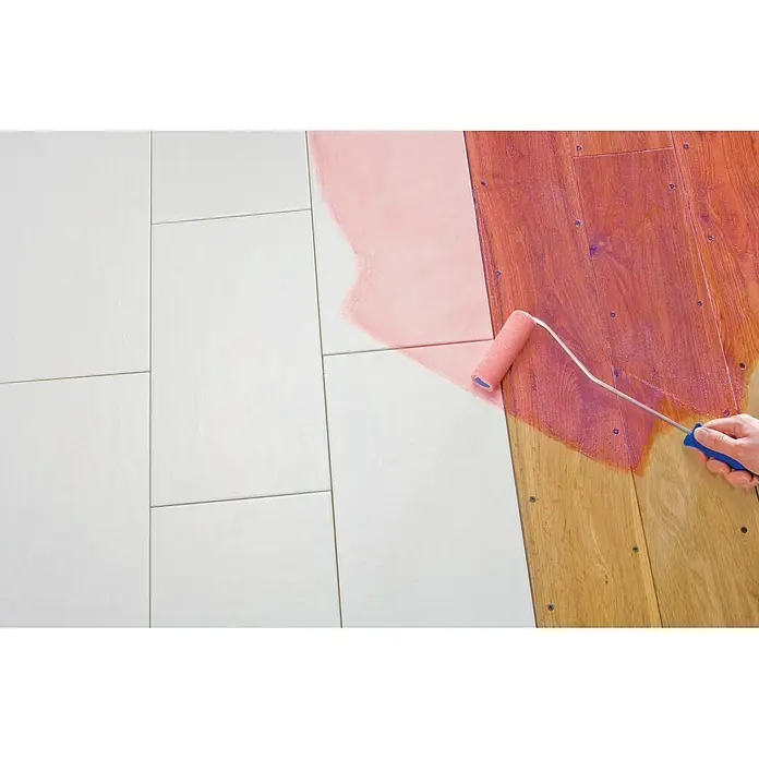 Knauf Haftgrund - 2,5 kg, Materialeignung: Holz - Bodenrenovierung mit einer Farbwalze, die den Holzboden mit einer rosa Farbe überzieht und einen Kontrast zu den weißen Fliesen bildet.
