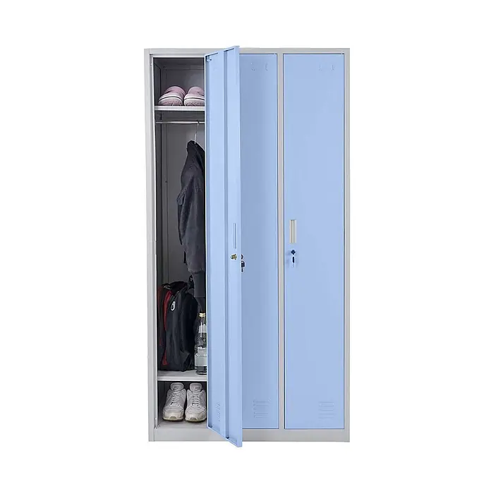 Proregal Spind Saturn - Blau, Vormontiert, Anzahl Fächer: 3 Stk. - Hellblauer Metall-Doppeltürschrank mit geöffneter Tür, die Innenfächer, eine Kleiderstange, Schuhe, eine Jacke und eine Tasche zeigt.