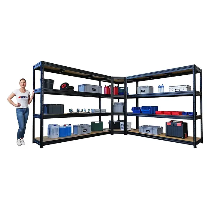 Proregal Schwerlastregal Mega Deal RAGNAR Eckregal + 2 Steckregal - Traglast pro Boden: 400 kg, Anzahl Böden: 4 Stk., Stecken, Schwarz - Frau neben großem schwarzen Eckregal aus Metall und Holz, gefüllt mit Lagerartikeln, Größe zeigend.