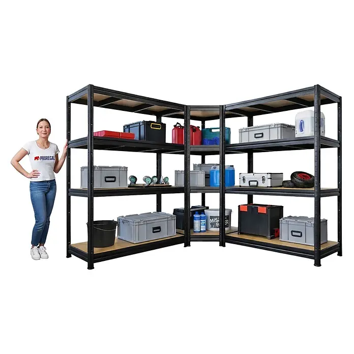 Proregal Schwerlastregal Mega Deal RAGNAR Eckregal + 2 Steckregal - Traglast pro Boden: 400 kg, Anzahl Böden: 4 Stk., Stecken, Schwarz - Eckregal mit schwarzem Metallrahmen und Holzablagen, gefüllt mit Boxen und Behältern. Eine Frau steht daneben zur Größenreferenz.