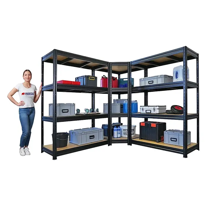 Proregal Schwerlastregal Mega Deal RAGNAR Eckregal + 2 Steckregal - H x B x T: 180 x 210 x 60 cm, Traglast pro Boden: 400 kg, Anzahl Böden: 4 Stk., Stecken, Schwarz - Schwarzes Metall-Eckregal mit Holzböden, gefüllt mit Lagerbehältern, eine Frau daneben zeigt die Größe.