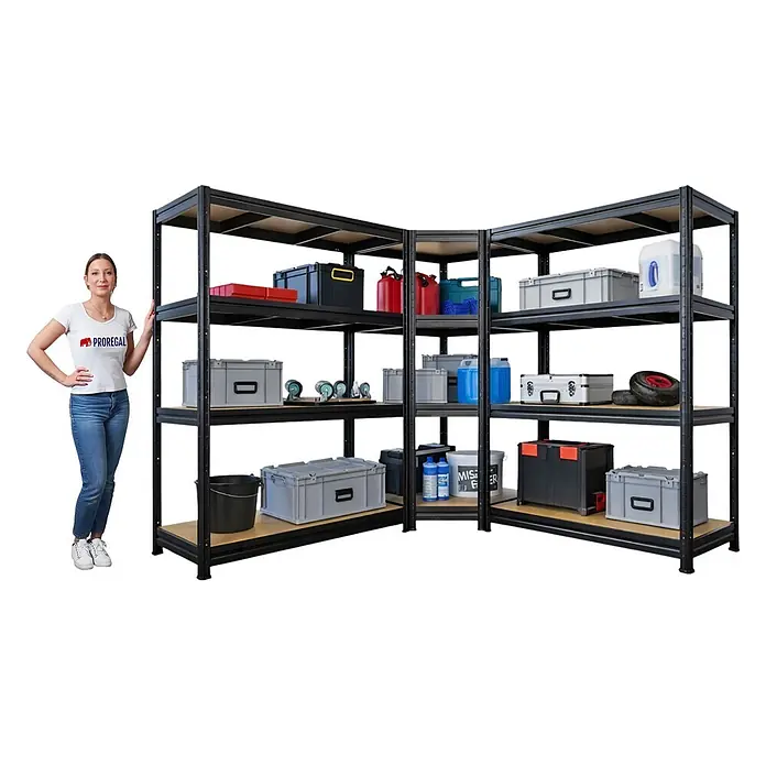 Proregal Schwerlastregal Mega Deal RAGNAR Eckregal + 2 Steckregal - Traglast pro Boden: 400 kg, Anzahl Böden: 4 Stk., Stecken, Schwarz - Schwarzes Eckregal aus Metall mit Holzablagen, gefüllt mit Gegenständen. Eine Frau zeigt die Größe.
