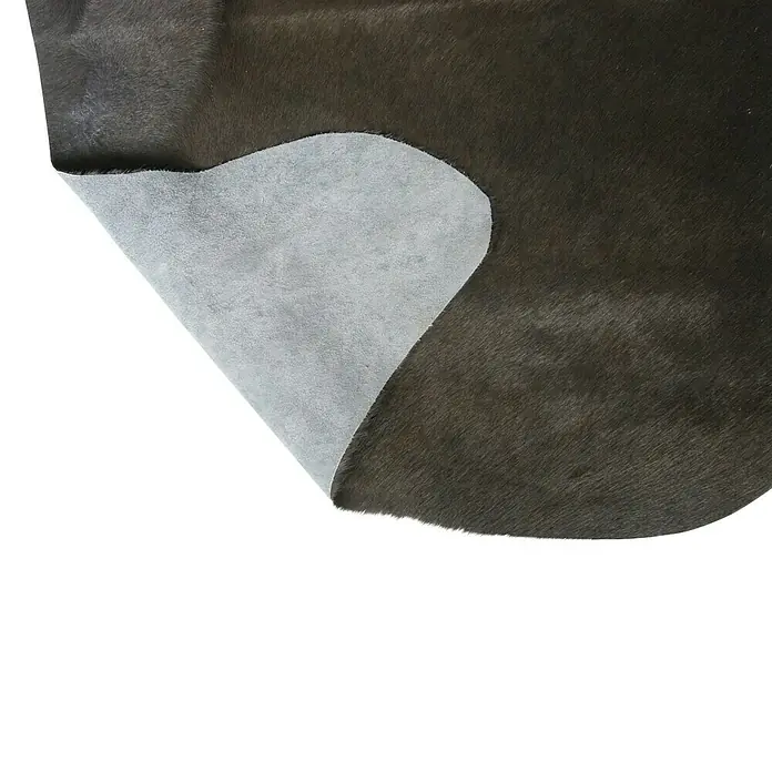 Esbeco Kuhfell - Dunkelgrau, 100 % Echtfell - Nahaufnahme einer grauen Lederhaut, die die Textur und Qualität des Materials hervorhebt. Ideal für Mode- und Möbeldesign.