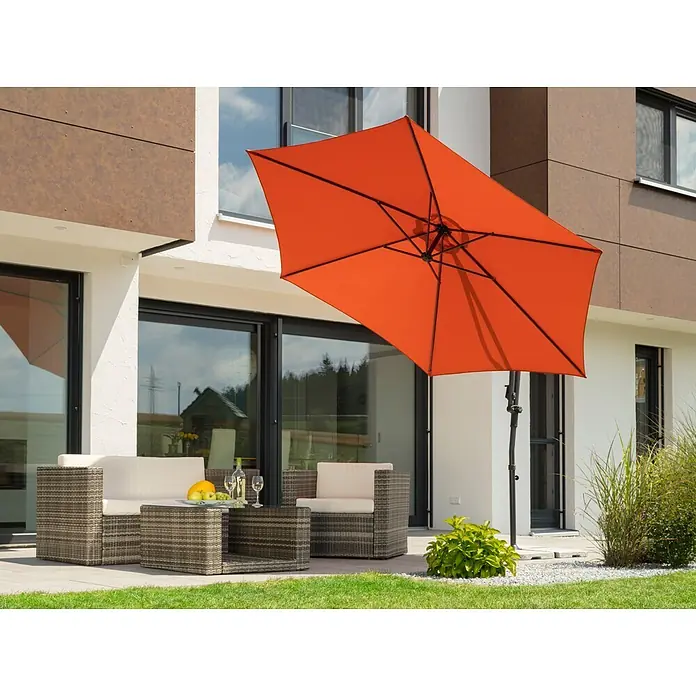 Schneider Sunny Ampelschirm rund Genua - Terracotta, Durchmesser Bespannung: 300 cm - Großer orangefarbener Sonnenschirm über Outdoor-Rattanmöbeln auf einer modernen Terrasse.